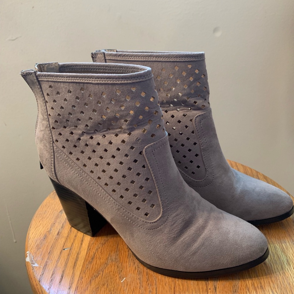 💓 gray perforated booties 🤩
